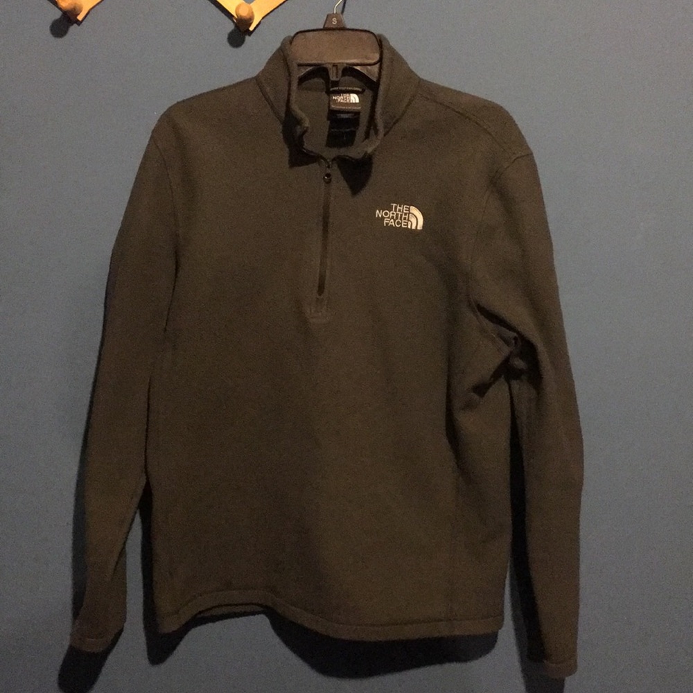Men’s medium gray North Face pull over